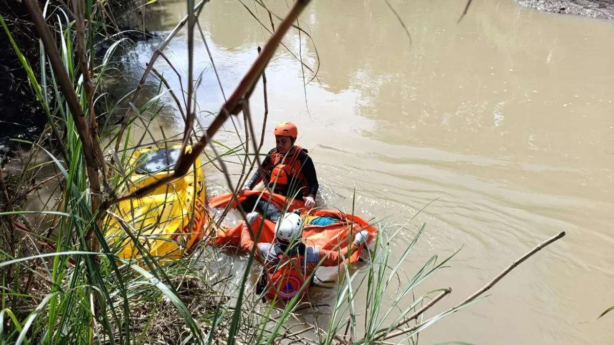 Tim SAR Gabungan saat melakukan evakuasi ditemukannya korban hilang tenggelam dan terseret arus Sungai Cipelang, tepatnya di wilayah Desa Ujungjaya, Kecamatan Ujungjaya, Kabupaten Sumedang. (Kantor SAR Bandung for Jabar Ekspres)