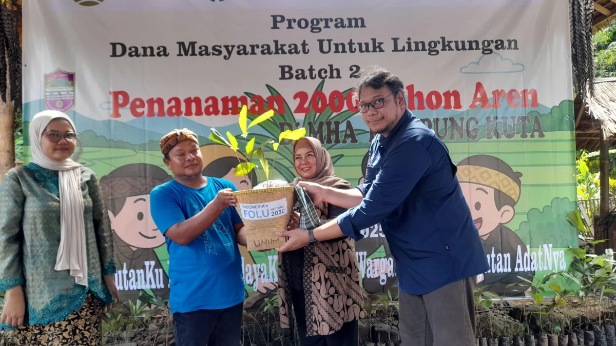Pelestarian Alam dan Budaya: 2.000 Pohon Aren Ditanam di Kampung Adat Kuta Ciamis 2.000 bibit pohon aren di Kampung Adat Kuta, Desa Karangpaningal, Kecamatan Tambaksari, Kabupaten Ciamis. Kegiatan ini tidak hanya bertujuan untuk pelestarian lingkungan, tetapi juga memperkuat potensi ekonomi dan budaya masyarakat