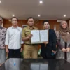 Penandatanganan Dokumen Informasi Kinerja Pengelolaan Lingkungan Hidup Daerah (DIKPLHD) (mong)
