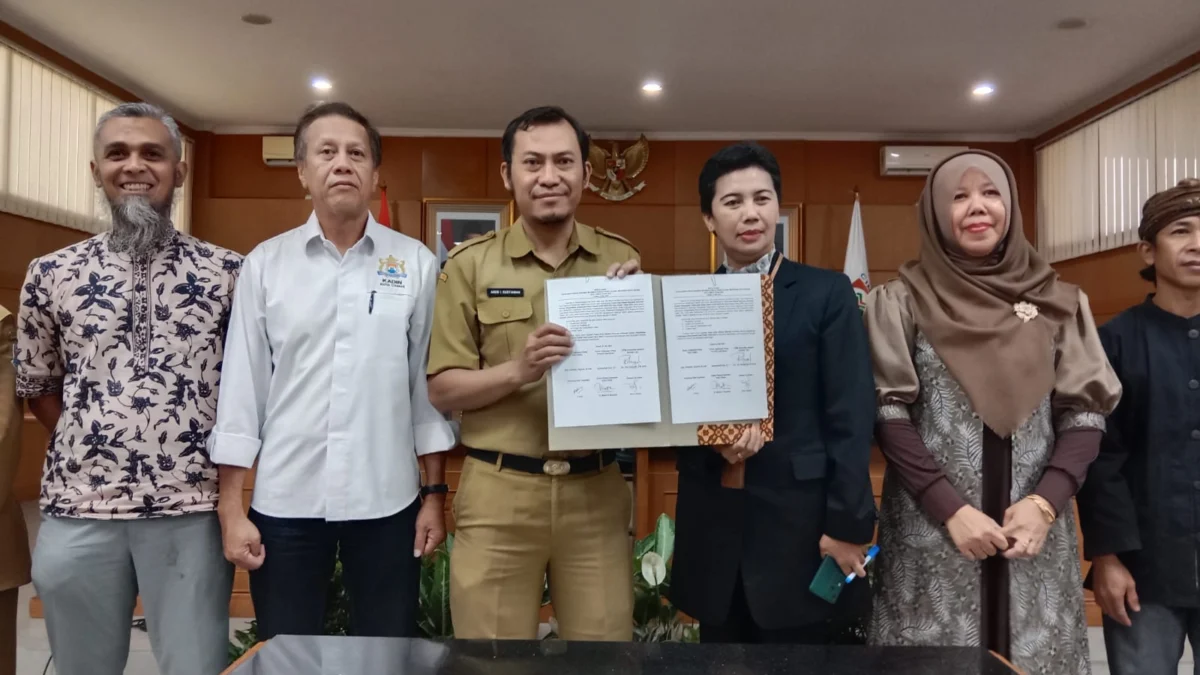 Penandatanganan Dokumen Informasi Kinerja Pengelolaan Lingkungan Hidup Daerah (DIKPLHD) (mong)