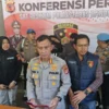 Dok. Polrestabes Bandung berhasil amankan dua orang terduga pelaku penrusakan GBLA.