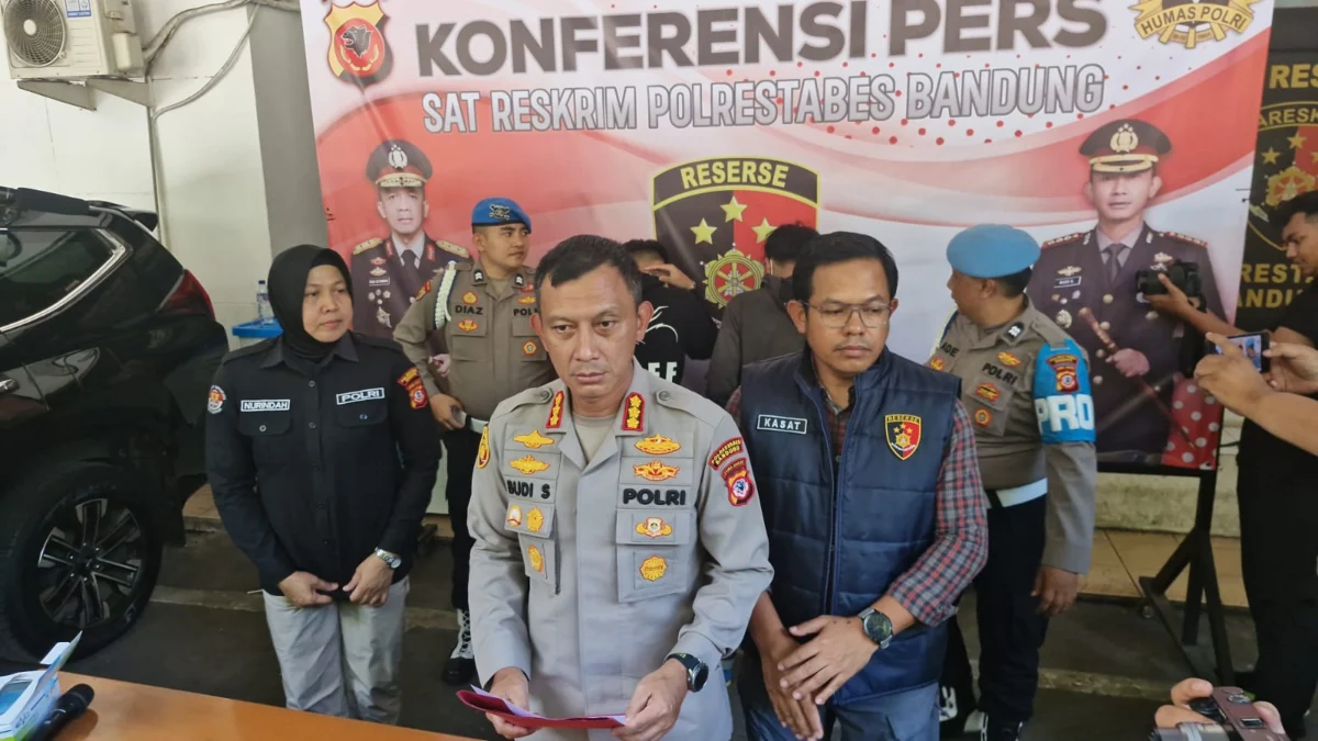 Dok. Polrestabes Bandung berhasil amankan dua orang terduga pelaku penrusakan GBLA.