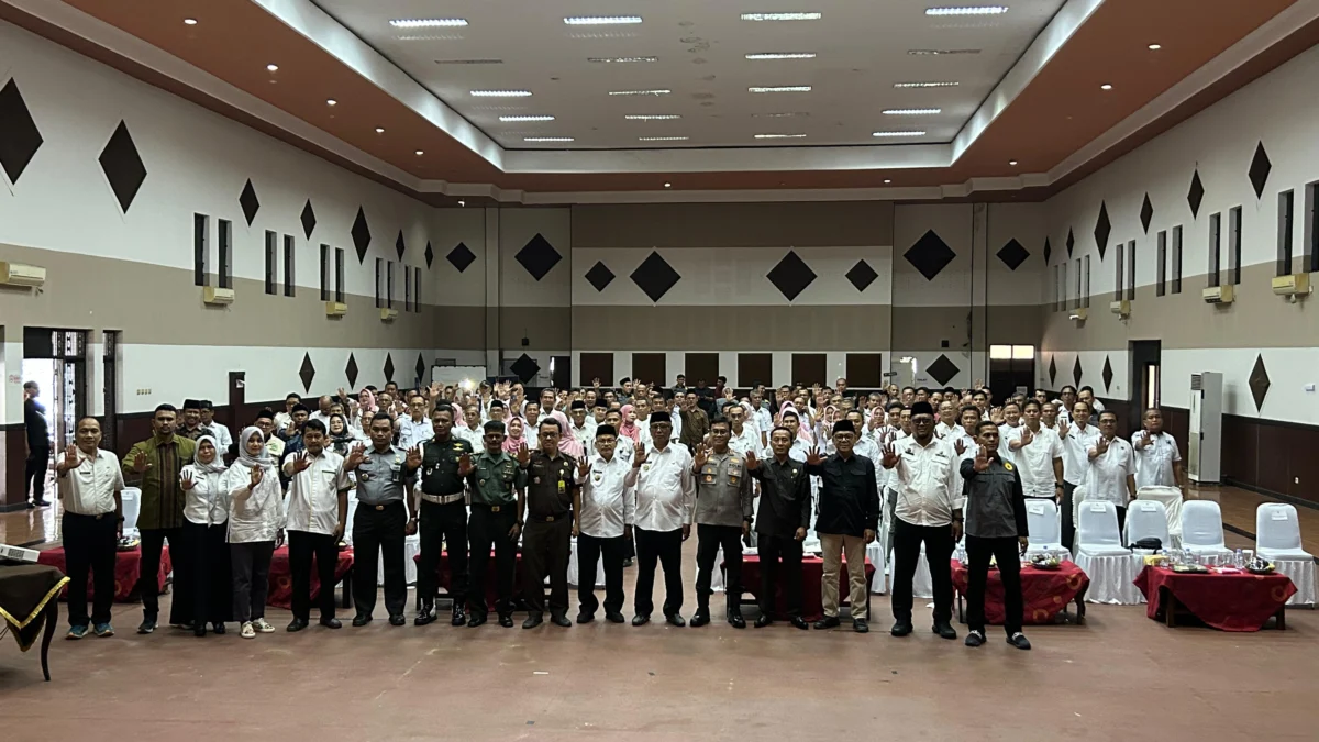 Foto bersama: Pemkot Banjar bersama instansi vertikal menunjukkan komitmen wilayah bersih dari pungutan liar (pungli) di aula Setda Kota Banjar, Rabu (28/5/2025). (Cecep Herdi/Jabar Ekspres)