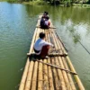 Pelajar di Desa Karanganyar, Kecamatan Cililin, Bandung Barat menyeberangi Waduk Saguling menggunakan rakit. Rabu (28/5). Dok Jabar Ekspres/Suwitno