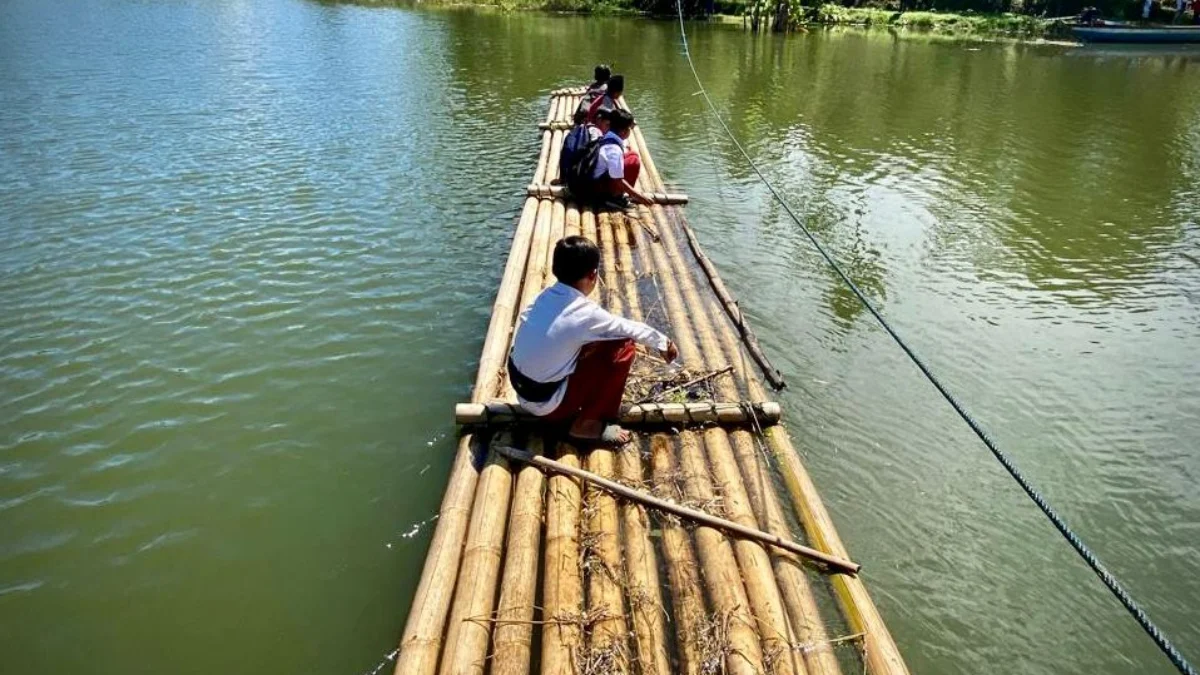 Pelajar di Desa Karanganyar, Kecamatan Cililin, Bandung Barat menyeberangi Waduk Saguling menggunakan rakit. Rabu (28/5). Dok Jabar Ekspres/Suwitno
