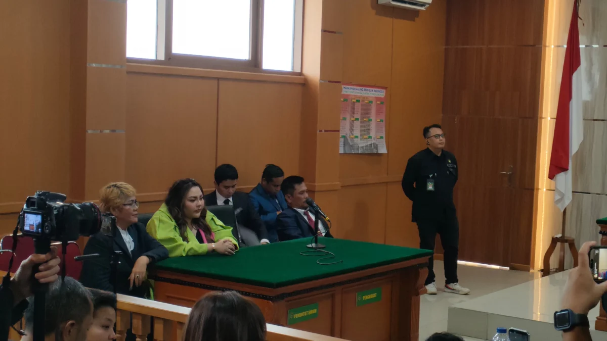 Dok. Selebgram Lisa Mariana beserta pengacaranya saat menjalani sidang lanjutan atas gugatannya ke Ridwan Kamil. Rabu (28/5). Foto Sandi Nugraha.