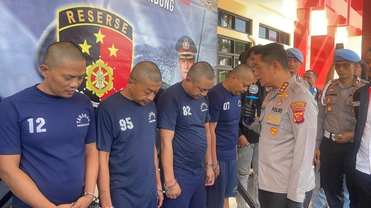Sindikat Antarprovinsi Pembobol Toko Kelontong Dibekuk, Beraksi Secara Terorganisir Kepolisian Resor Kota (Polresta) Bandung berhasil mengungkap dan menangkap empat orang anggota sindikat pencurian spesialis toko kelontong lintas provinsi yang meresahkan warga. Foto Agi