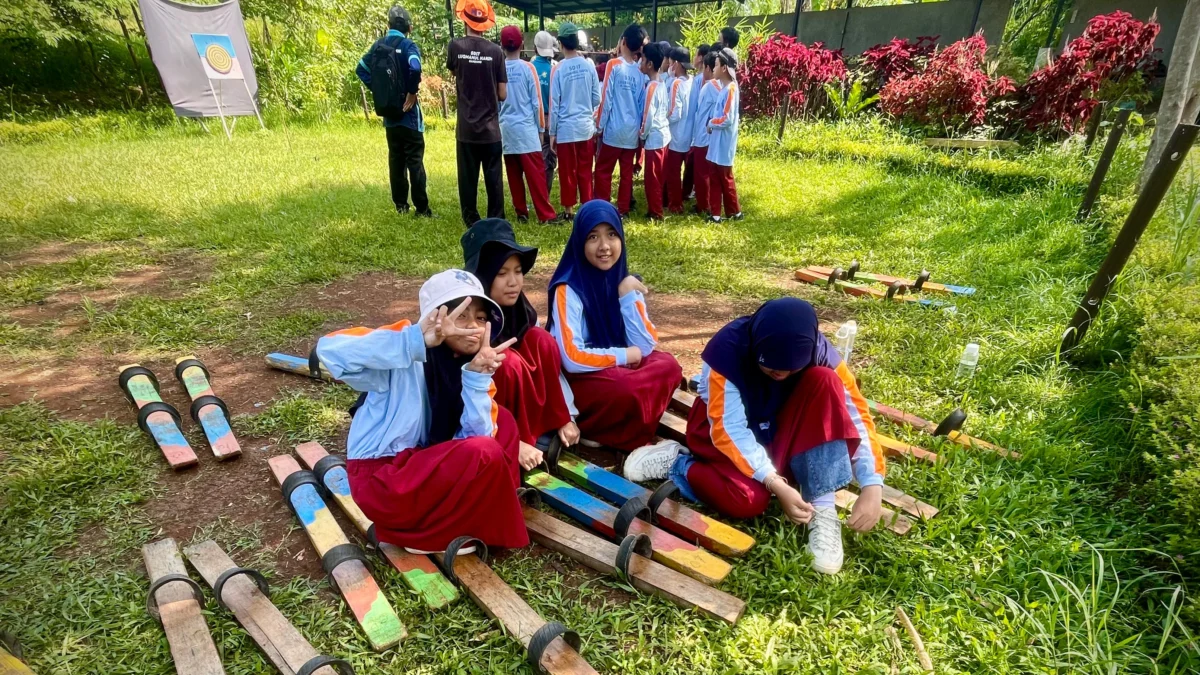 Kaulinan Baheula Jadi Magnet Edukasi di Kube Eduwisata Bandung Barat Pelajar SD Islam Terpadu Lukmanul Hakim tengah bermain bakiak, permainan tradisional yang hampir punah. Rabu (28/5). Dok Jabar Ekspres/Suwitno