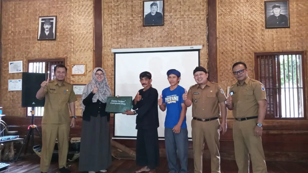Dinas Lingkungan Hidup Cimahi Bersama Tokoh Adat Cireundeu (Mong)