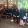 Sejumlah Mahasiswa Poltekkes Kemenkes Bandung saat Kunjungan ke Kampung Adat Cireundeu (Mong)