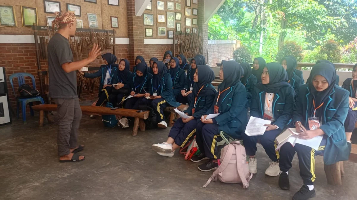 Sejumlah Mahasiswa Poltekkes Kemenkes Bandung saat Kunjungan ke Kampung Adat Cireundeu (Mong)