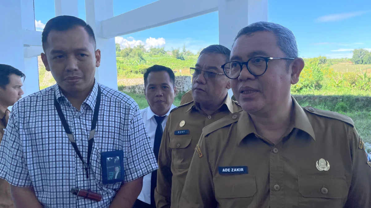 Respons Banjir Lembang, Pemkab Bandung Barat Bakal Tertibkan Bangunan di Atas Drainase Sekda Bandung Barat, Ade Zakir saat ditemui di Ngamprah. Dok Jabar Ekspres/Suwitno