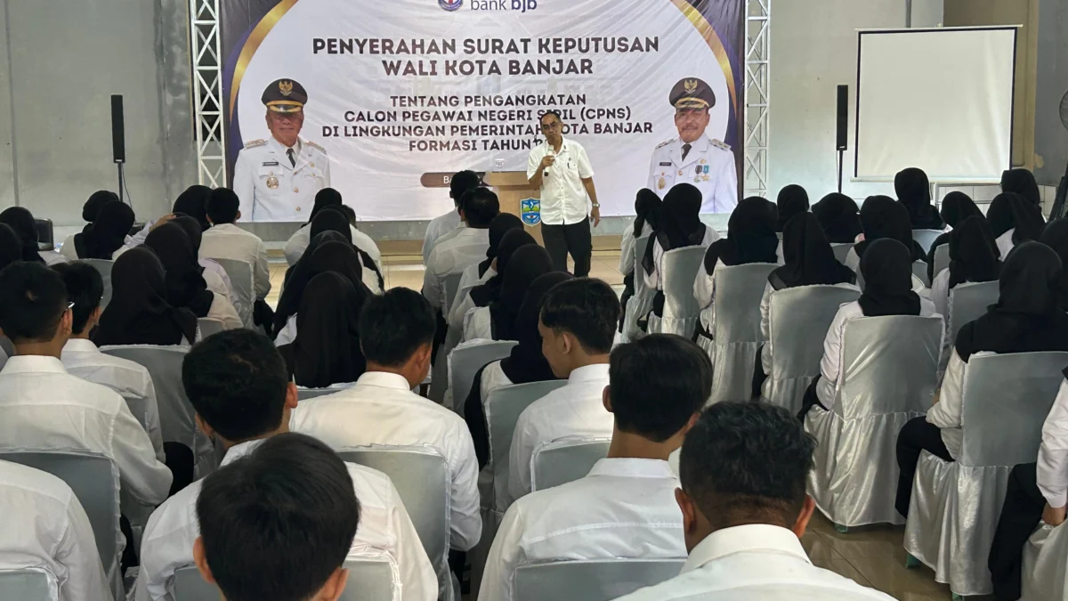 Kepala BKPSDM Kota Banjar Drs H Asep Tatang Iskandar saat memberikan motivasi kepada 106 CPNS di aula kelurahan Purwaharja Kota Banjar, Rabu (28/5/2025). (Cecep Herdi/Jabar Ekspres)
