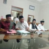 Sejumlah perwakilan dari Al-muktabar Kota Banjar menuntut Pemkot Banjar segera menertibkan dan menutup aktivitas Jemaat Ahmadiyah Indonesia (JAI), Rabu (28/5/2025). (Cecep Herdi/Jabar Ekspres)