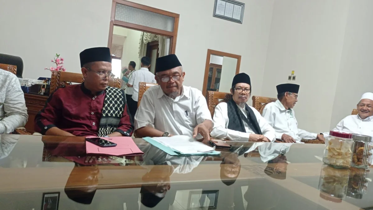 Al-Muktabar Desak Pemkot Tertibkan Aliran Sesat Jemaat Ahmadiyah Indonesia Sejumlah perwakilan dari Al-muktabar Kota Banjar menuntut Pemkot Banjar segera menertibkan dan menutup aktivitas Jemaat Ahmadiyah Indonesia (JAI), Rabu (28/5/2025). (Cecep Herdi/Jabar Ekspres)