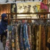 Pengunjung mengamati busana batik pada Festival Batik dan Tenun Indonesia di Graha Manggala Siliwangi, Kota Bandung, Rabu (28/5). Foto: Dimas Rachmatsyah / Jabar Ekspres
