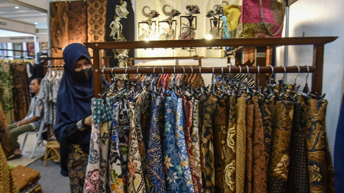 Festival Swarna Wastra Nusantara Digelar di Bandung, 96 Pengrajin Unjuk Karya Kroya Pengunjung mengamati busana batik pada Festival Batik dan Tenun Indonesia di Graha Manggala Siliwangi, Kota Bandung, Rabu (28/5). Foto: Dimas Rachmatsyah / Jabar Ekspres