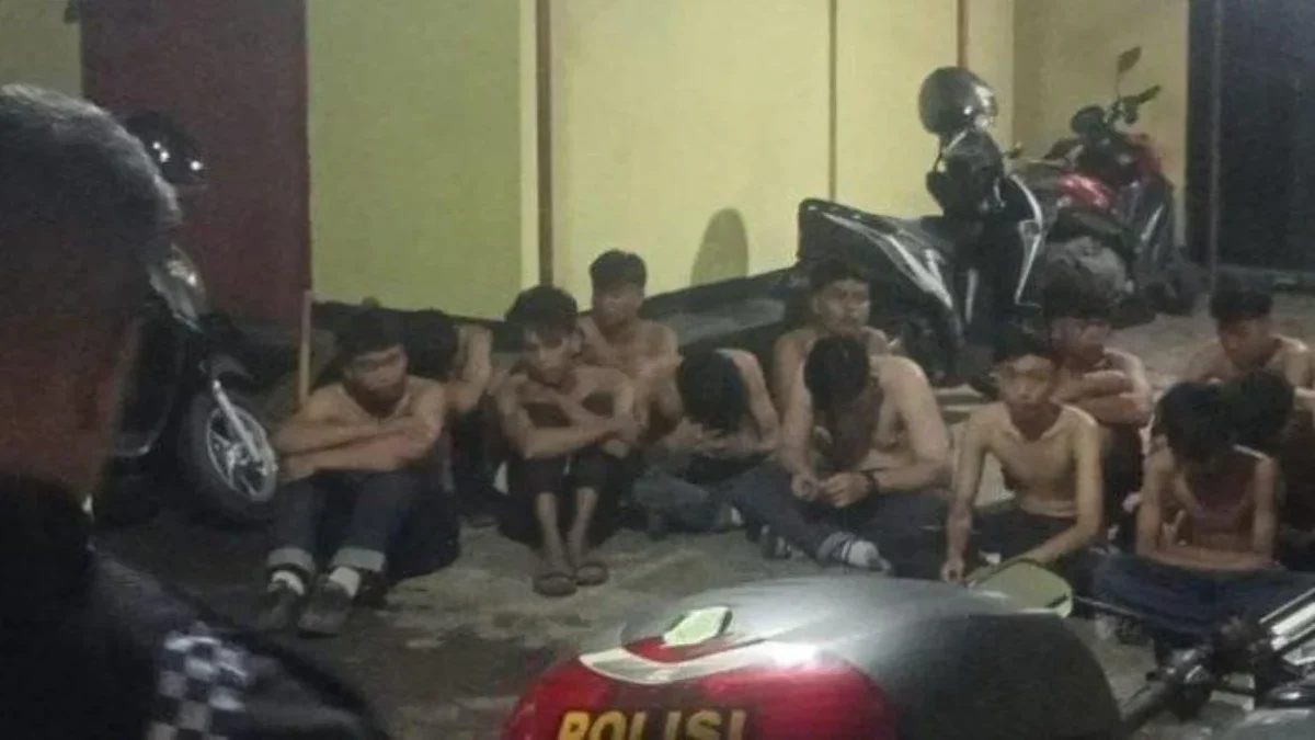 Suporter Persikas Subang saat diamankan polisi/