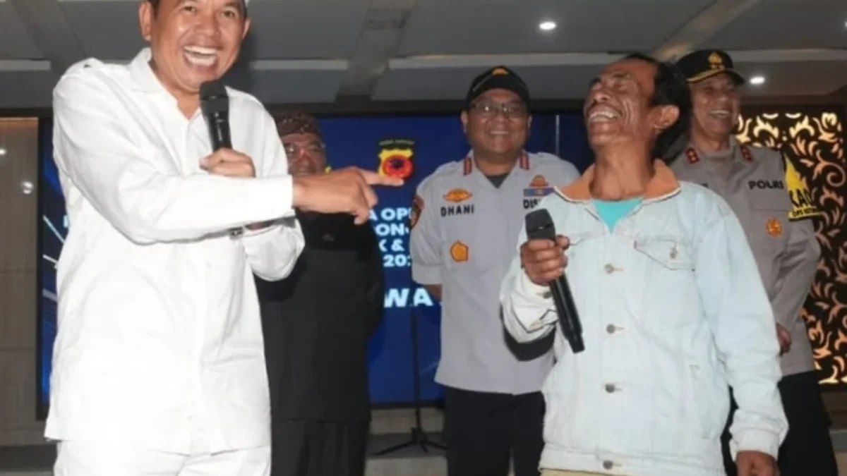 Ilustrasi penyerahan kompensasi kepada sejumlah sopir angkot hingga tukang becak saat lebaran lalu.