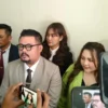 Dok. Selebgram Lisa Mariana (kanan) bersama tim kuasa hukum saat menghadiri PN Bandung untuk menjalani sidang atas gugatannya kepada Ridwan Kamil. Foto. Sandi Nugraha.