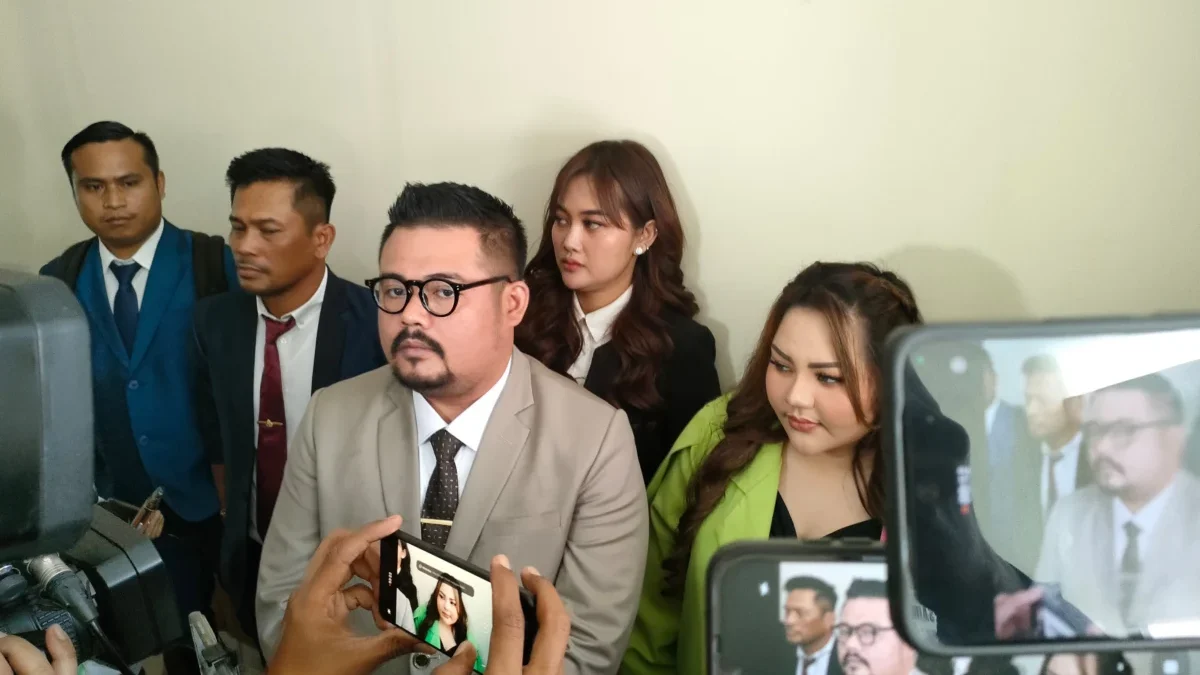 Dok. Selebgram Lisa Mariana (kanan) bersama tim kuasa hukum saat menghadiri PN Bandung untuk menjalani sidang atas gugatannya kepada Ridwan Kamil. Foto. Sandi Nugraha.