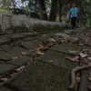 Warga berjalan di trotoar yang tidak terawat dan rusak di jalan Sumatera, Kota Bandung, Jumat (30/5). Foto: Dimas Rachmatsyah / Jabar Ekspres