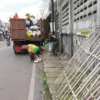 Petugas saat Membersihkan Tumpukkan Sampah di Trotoar Jalan Cihanjuang, Cibabat, Kota Cimahi (monk)