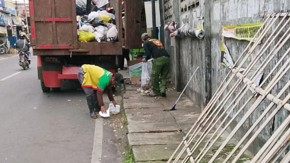 Soal Keluhan Warga Soal Tumpukan Sampah di Cihanjuang, DLH Cimahi: Memang Tak Ada TPS Petugas saat Membersihkan Tumpukkan Sampah di Trotoar Jalan Cihanjuang, Cibabat, Kota Cimahi (monk)