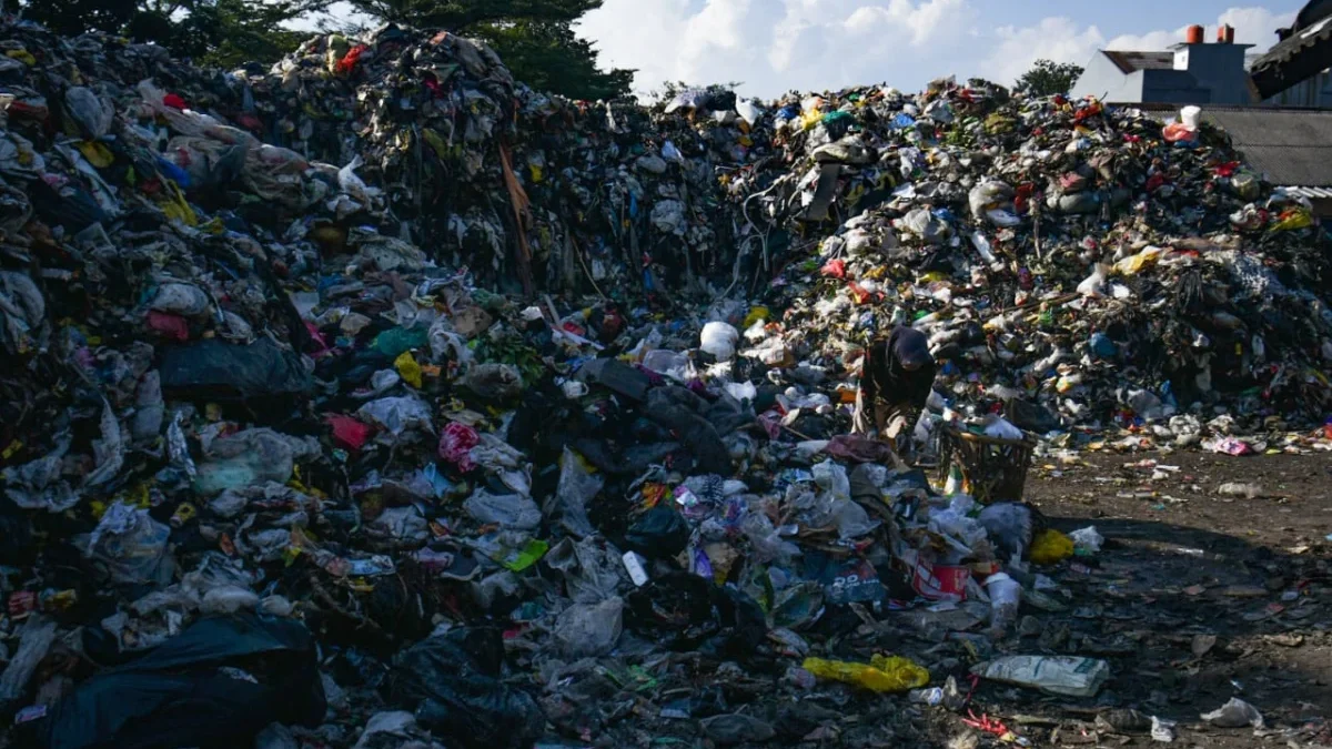 Seorang pemulung memilah sampah di Pasar Ciwastra, Kota Bandung, Jumat (30/5). Foto: Dimas Rachmatsyah / Jabar Ekspres