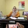 Kabid Hubungan Industrial Disnaker Kota Banjar, Dewi Fartika, saat diwawancara di ruang kerjanya baru-baru ini. (Cecep Herdi/Jabar Ekspres)