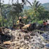 Petugas Damkar KBB tengah memadamkan api yang melahap gudang majun di Cihampelas, Bandung Barat. Jumat (30/5). Dok Damkar KBB