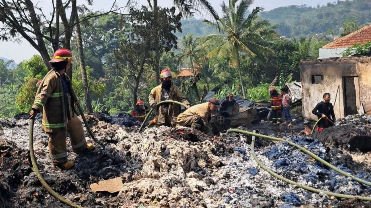 Petugas Damkar KBB tengah memadamkan api yang melahap gudang majun di Cihampelas, Bandung Barat. Jumat (30/5). Dok Damkar KBB