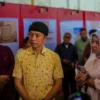 Wali Kota Bogor, Dedie A. Rachim didampingi Kadisparbud Kota Bogor, Iceu Pujiati saat meninjau Pameran Pakwan Pajajaran di Balai Kota Bogor. (Yudha Prananda / Jabar Ekspres)