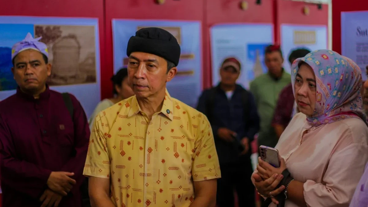 Balai Kota Bogor Hadirkan Pameran Pakwan Pajajaran Ungkap Sejarah dan Kemajuan Budaya Sunda Wali Kota Bogor, Dedie A. Rachim didampingi Kadisparbud Kota Bogor, Iceu Pujiati saat meninjau Pameran Pakwan Pajajaran di Balai Kota Bogor. (Yudha Prananda / Jabar Ekspres)