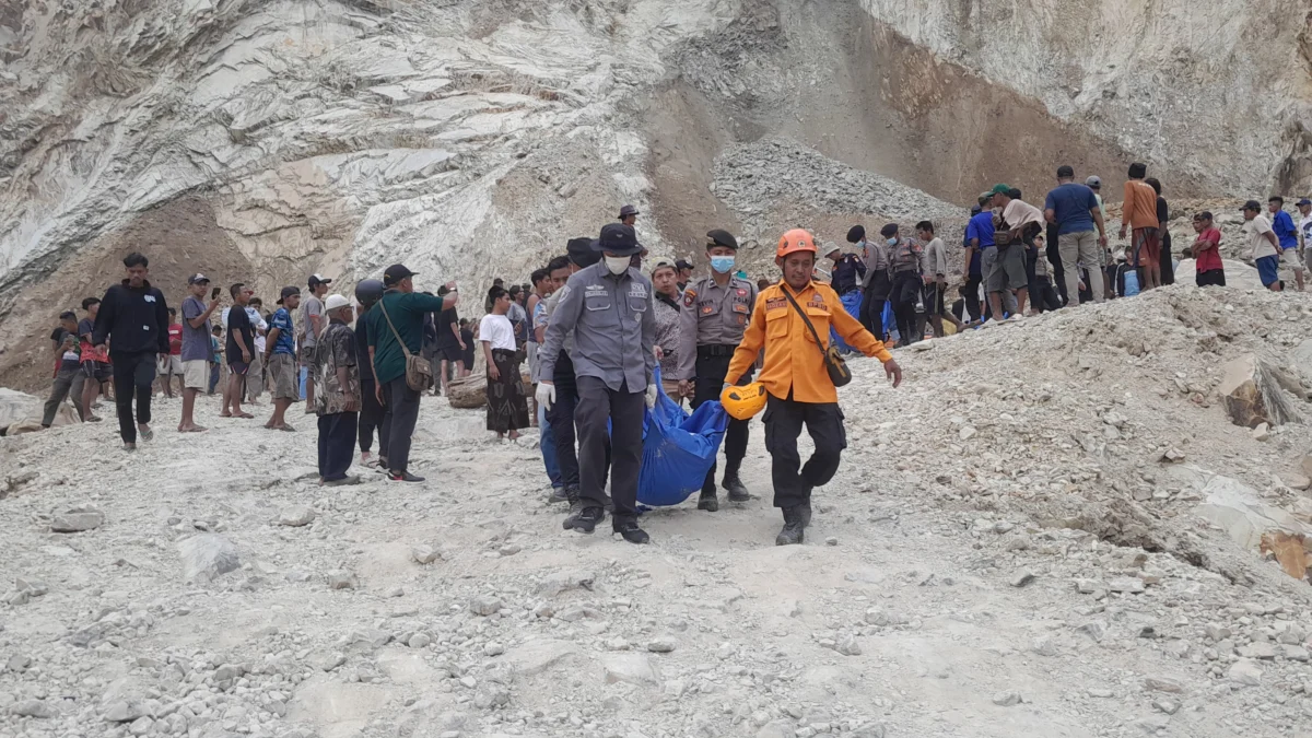 Longsor Gunung Kuda Cirebon. Foto/Radar Cirebon