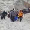 BPBD Cirebon evakuasi korban tewas tertimbun longsor Gunung Kuda/Foto: Radar Cirebon