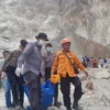 Evakuasi korban tewas longsor Gunung Kuda Cirebon/Foto: Radar Cirebon/