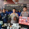 Kapolres Cimahi, AKBP Niko Nurallah Adi Putra saat Menunjukkan Cetakan Produksi Ganja Coklat (Mong)