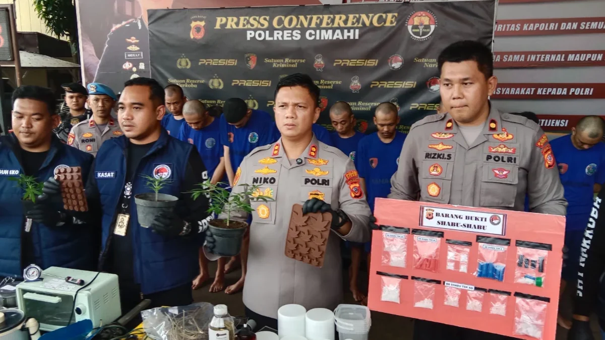 Kapolres Cimahi, AKBP Niko Nurallah Adi Putra saat Menunjukkan Cetakan Produksi Ganja Coklat (Mong)