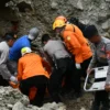 Tim SAR gabungan tengah mengevakuasi korban meninggal dunia akibat longsor Gunung Kuda.