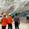 Tim SAR tengah evakuasi korban longsor Gunung Kuda Cirebon.