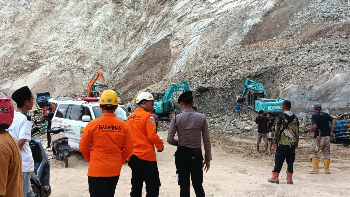 Operasi SAR Masih Terus Dilakukan, Ini Data Sementera 14 Korban Meninggal Akibat Longsor Gunung Batu Cirebon Tim SAR tengah evakuasi korban longsor Gunung Kuda Cirebon.