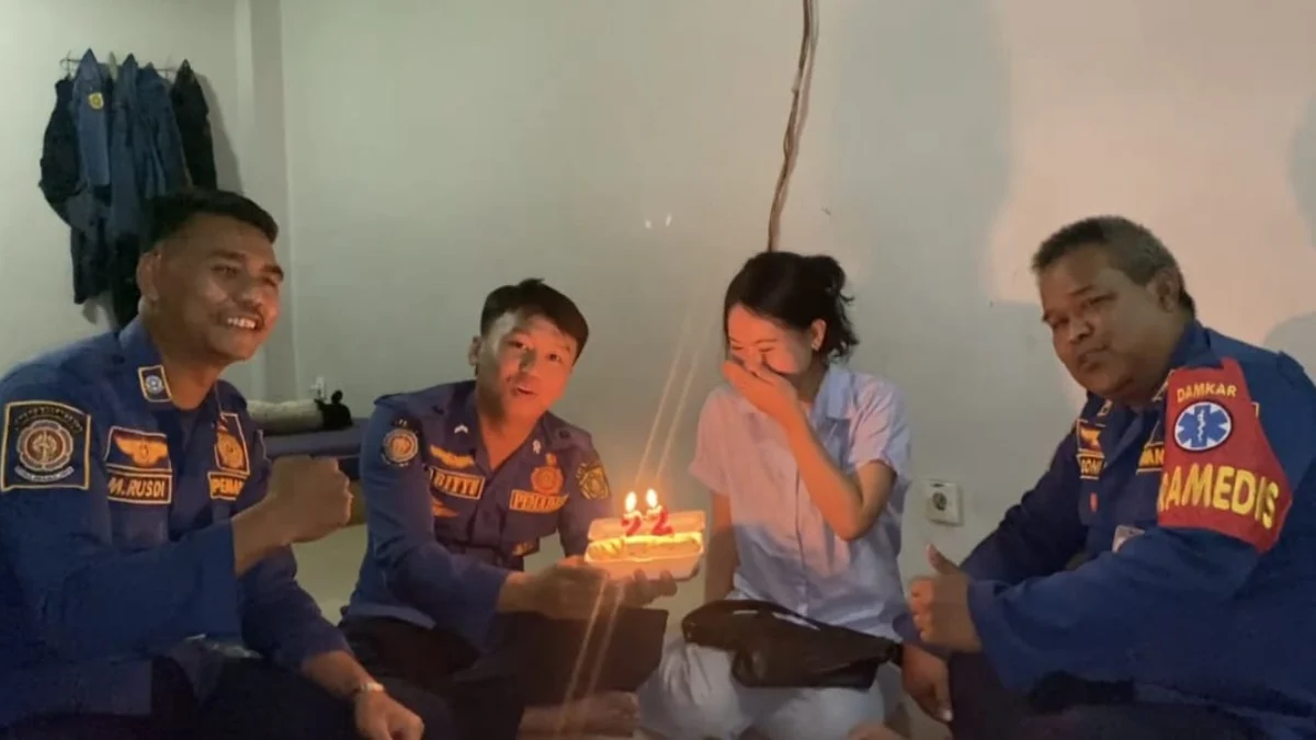 Diputusin di Hari Ulang Tahun, Wanita di Bogor Rayakan Bareng Petugas Damkar