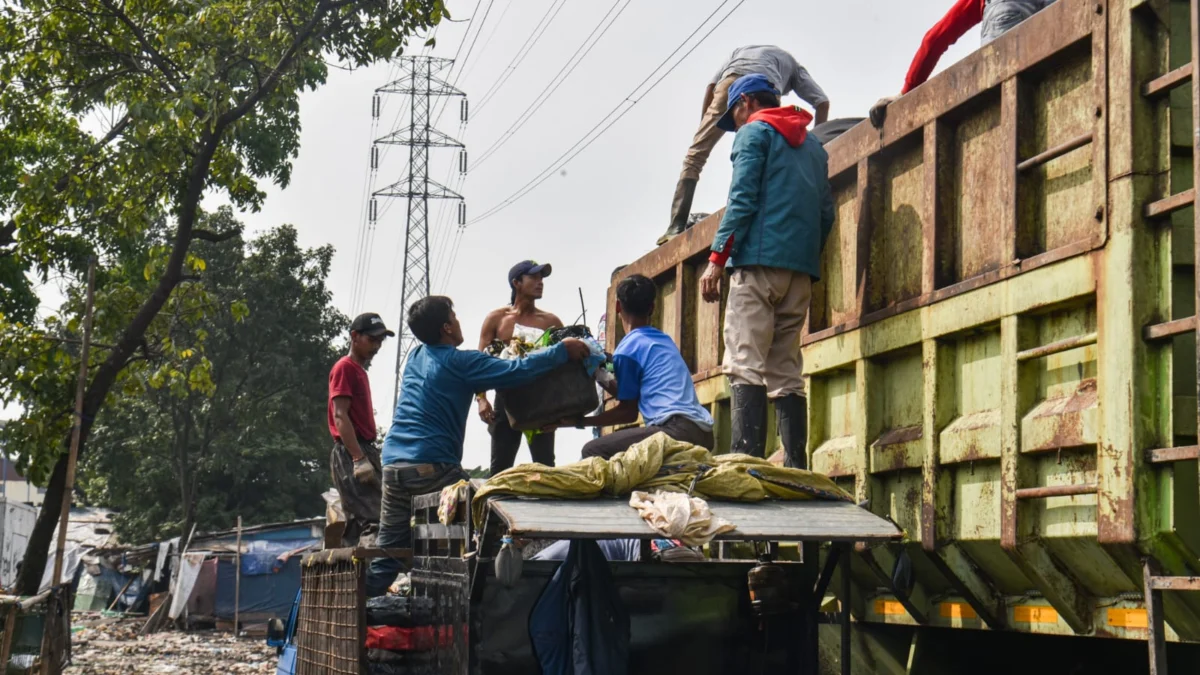 Ilustrasi: Petugas mengangkut sampah ke atas truk di Pasar Induk Gedebage, Kota Bandung. Foto: Dimas Rachmatsyah / Jabar Ekspres