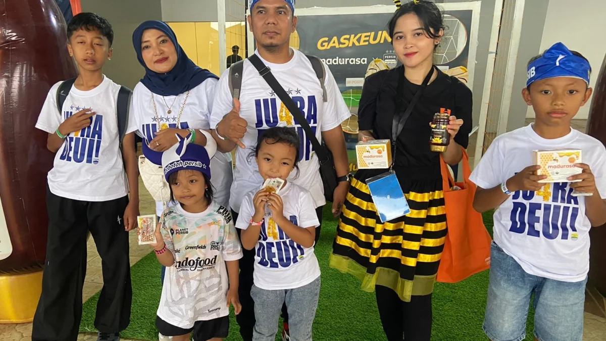 brand madu terkenal di Indonesia Madurasa ambil bagian peringatan hari lebah sedunia sekaligus ikut merayakan kemenangan Persib Bandung.