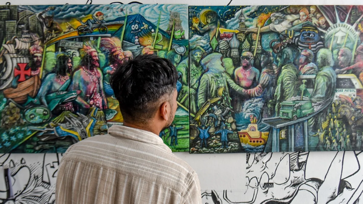 Pengunjung melihat karya seni dalam pameran Synthetic Imaging di Abraham & Smith, Jalan Tamblong Dalam, Kota Bandung, Sabtu (24/5). Foto: Dimas Rachmatsyah / Jabar Ekspres
