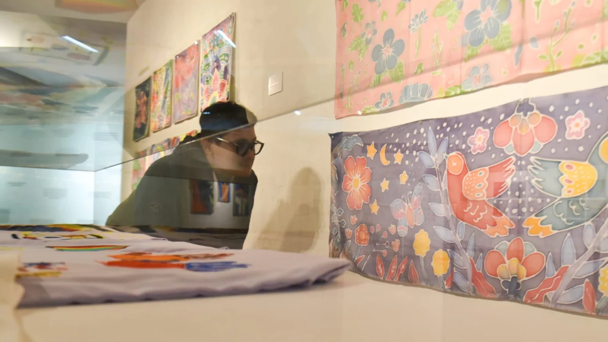 Melihat Seni Jadi Terapi di Pameran 'Art as Therapy' Seorang pengunjung melihat karya di pameran Bipolar Awareness Week with Art as Therapy yang digelar di Galeri Soemardja, Kampus Institut Bandung (ITB), Kota Bandung, (5/5). Foto: Dimas Rachmatsyah / Jabar Ekspres