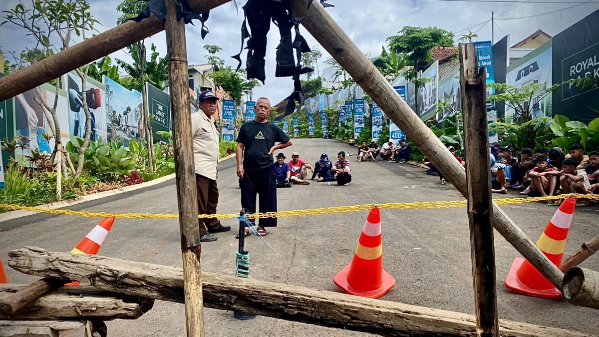 Selain Jadi Biang Kerok Banjir, Perumahan Elit The Emeralda Resort Terlibat Konflik Lahan Warga di 12 RW Kampung Gantungan, Desa Jayamekar, Padalarang, KBB blokade jalan masuk perumahan elit The Emeralda Resort. Dok Jabar Ekspres/Suwitno