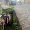 Saluran Drainase di Kawasan Desa Sariwangi, Bandung Barat yang Sempit dan Tersumbat Sampah (Mong)