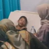Seorang pelajar di Tasikmalaya menjalani perawatan medis akibat keracunan usai makan usia mengonsumsi makanan bergizi gratis/Foto:Istimewa/